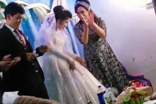 திருமணத்தில்  மணப்பெண் கன்னத்தை ஓங்கி அறைந்த  மணமகன்! | Groom Who Slapped The Bride On The Cheek Wedding