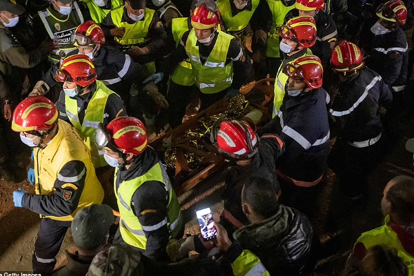 104 அடி ஆழ்துளை கிணற்றில் விழுந்த சிறுவன் உயிரிழந்தான் - கதறி அழுத தாய் - தமிழ்நாடு