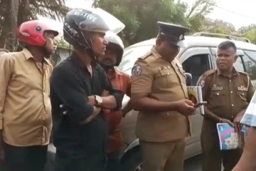 மதுபோதையில் வந்த காவல்துறை உத்தியோகத்தர்களுக்கு மூக்குடைவு - யாழில் சம்பவம் (படங்கள்)