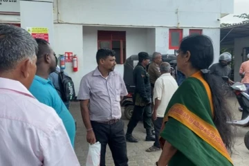 மன்னாரில் எரிபொருள் நிரப்பும் நிலையத்தில் ஏற்பட்ட குழப்பநிலை: பொதுமக்கள் விசனம் (Photos)