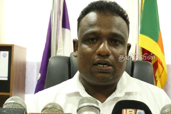 துணுக்காய் பிரதேச செயலகம் முன்பாக உண்ணாவிரத போராட்டத்தில் ஈடுபட்ட நபர் | Man Hunger Strike In Thunukkai Secretariat