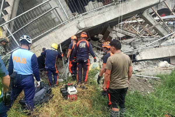 பிலிப்பைன்ஸில் ஏற்பட்ட நிலநடுக்கத்தில் சிக்கி 5 பேர் பலி | 5 Killed In Philippines Earthquake Registered 6 7