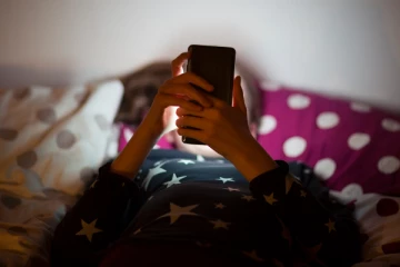 தூங்கும் போது உங்கள் ஸ்மார்ட்போனை தலையணைக்கு அடியில் வைக்கிறீர்களா.? WHO எச்சரிக்கை..!