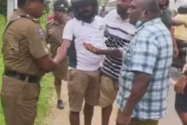 மோட்டார் சைக்கிள் ஓட்டுநர்களை துப்பாக்கி காட்டி மிரட்டிய மூத்த பொலிஸ் அதிகாரி! | Police Manhandles Unhappy Motorcyclist Fuel