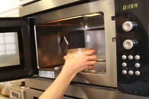 மைக்ரோவேவ் ஓவனை பயன்படுத்துபவர்களுக்கு எச்சரிக்கை! | Warning To Microwave Oven Users