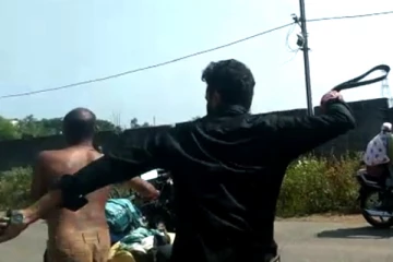 மாட்டிறைச்சி விற்றதற்காக 2 பேரை சட்டையில்லாமல் அடித்து இழுத்துச்சென்ற கும்பல்! வைரலாகும் வீடியோ