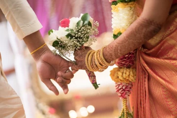 அக்காவுக்கு பார்த்த மாப்பிளையை ஆட்டைய போட்ட தங்கை; திருமண மேடையில் டிவிஸ்ட்!