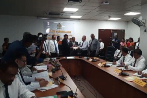 பெருந்தோட்ட தொழிலாளர்களின் சம்பள அதிகரிப்பு : கைச்சாத்திடப்பட்ட ஒப்பந்தம் | Estate Workers Salary Increase Agreement Signed பெருந்தோட்ட தொழிலாளர்களின் சம்பள அதிகரிப்பு : கைச்சாத்திடப்பட்ட ஒப்பந்தம் | Estate Workers Salary Increase Agreement Signed