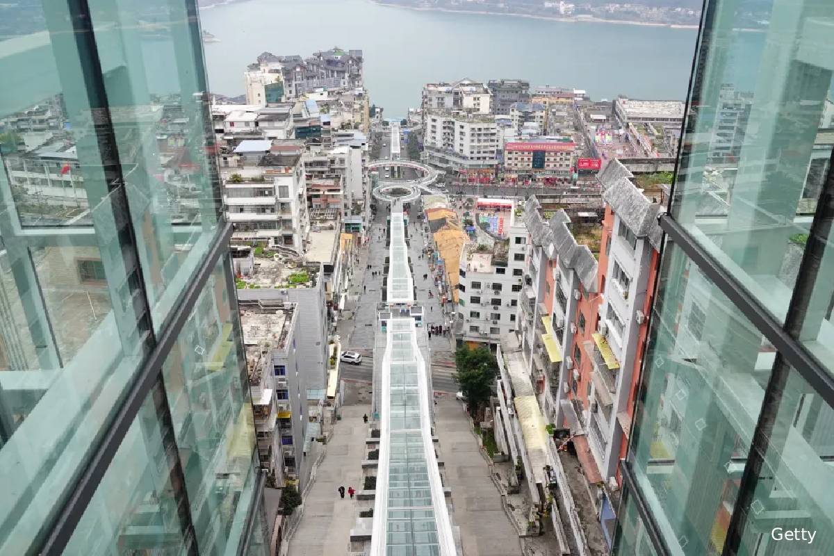 உலகிலேயே நீளமான எஸ்கலேட்டர்: எந்த நாட்டில் அமைக்கப்பட்டுள்ளது தெரியுமா? | China Buils World Longest Escalator For 3000 Feet