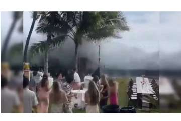 கடலின் அருகே நடந்த திருமணம் - திடீரென எழுந்து வந்த ராட்சத அலை! வைரல் வீடியோ