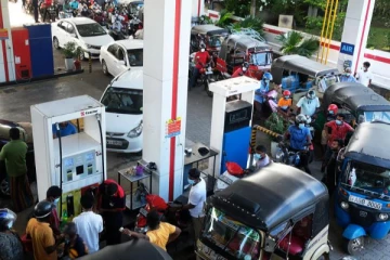 யாழில் எரிபொருள் வரிசையில் காத்திருந்த நபருக்கு சரமாரி வாள்வெட்டு!