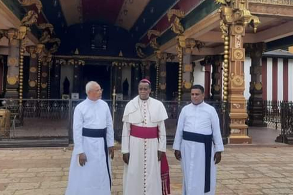 யாழ் வந்த பாப்பரசரின் பிரதிநிதி நல்லூரில் வழிபாடு - மேலாடையுடன் உள்ளே அனுமதித்த ஆலய நிர்வாகத்தினர்! (படங்கள்) | Pope S Representative To Sri Lanka Jaffna