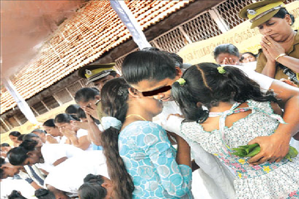 சிறைகளில் இடநெருக்கடி :அளவுக்கு அதிகமாக அடைக்கப்பட்டுள்ள கைதிகள் | 40 000 Prisoners Crammed Space Sufficient 10 500