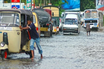 கொழும்பில் பெய்த அடைமழை : வெள்ளத்தில் மூழ்கிய வீதிகள் (Video)