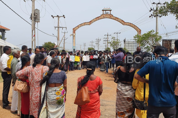 யாழில் தீப்பந்தப் போராட்டம் : இலங்கை அரசைக் காப்பாற்றும் ஐ.நாவின் அறிக்கைக்கு தீ வைப்பு | Govt Un Report Set On Fire During Chemmani Protest