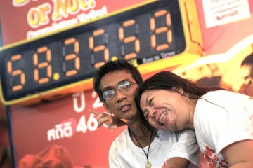 58 மணி நேரம் தொடர்ந்து முத்தம் - போட்டியை நிறுத்திய கின்னஸ் அமைப்பு!