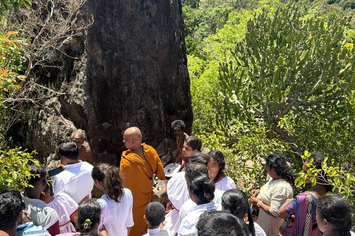 வவுனியா வெடுக்குநாறிமலையில் புத்தரின் சிலை வைக்கப்பட்டு வழிபாடு | Buddha Statue Installed At Vedukkunaari Hill வவுனியா வெடுக்குநாறிமலையில் புத்தரின் சிலை வைக்கப்பட்டு வழிபாடு | Buddha Statue Installed At Vedukkunaari Hill