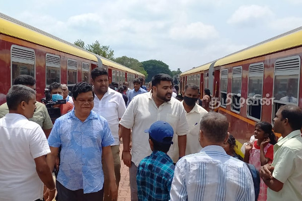 யாழ்ப்பாணத்திற்கான தொடருந்து சேவைகள் தொடர்பில் பந்துல வெளியிட்டுள்ள தகவல்(Photos) | Freight Train Services Essential Goods Bandula