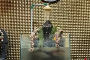 சுட்டெரிக்கும் வெயிலில் விநாயகர் சிலைக்கு ஷவர் குளியல் வழிபாடு