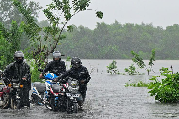 வடக்கு மாகாணத்தை தொட்டுள்ள Ditwah புயல் ; மன்னார், யாழ்ப்பாணம், முல்லைத்தீவு மக்களுக்கு எச்சரிக்கை! | Cyclone Storm Ditwah Hits Northern Province Sl