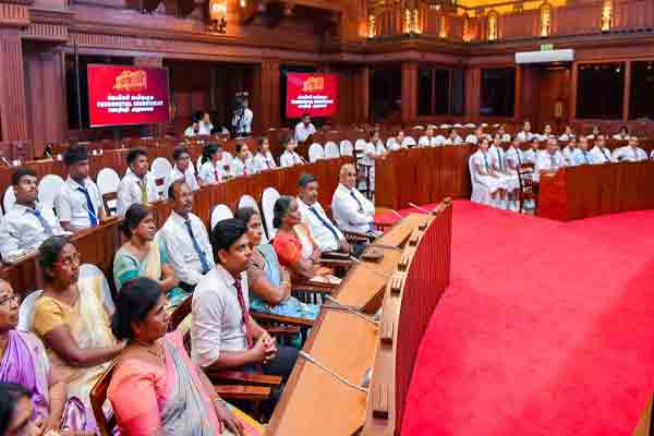நாடாளுமன்றத்தில் யாழ்ப்பாண பாடசாலை மாணவர்கள்! | Jaffna School Students Visit Parliament