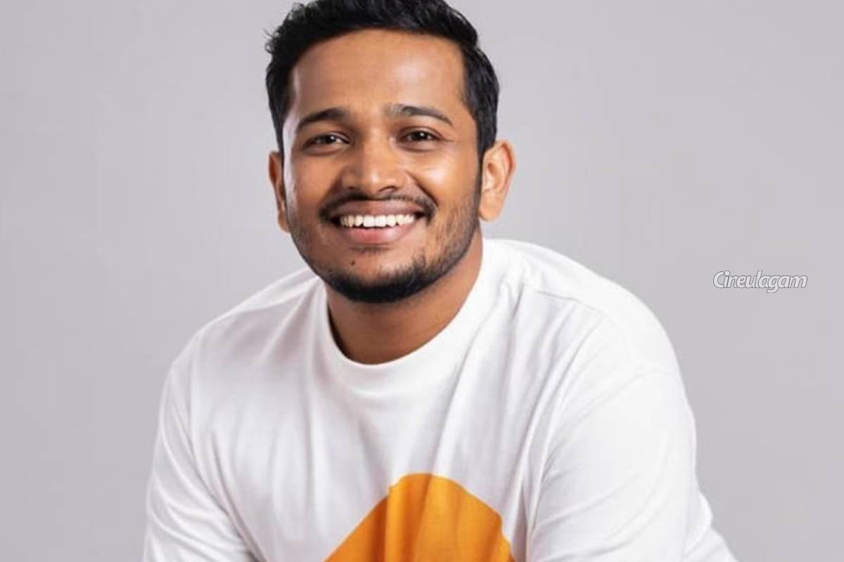 குடும்பத்துடன் சென்று புதிய கார் வாங்கியுள்ள பேசில் ஜோசப்... புகைப்படம் இதோ | Popular Actor Basil Joseph Buys New Car