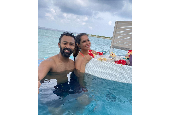மனைவியுடன் நீச்சல் குளத்தில் பாக்கியராஜ் மகன் சாந்தனு.. கப்பிள்ஸ் வெளியிட்ட வீடியோ | Shanthanu With Her Wife In Swimming Pool