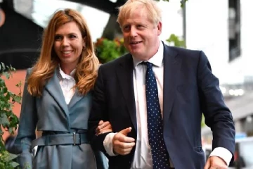 மூச்சுவிட தத்தளித்த கேரி ஜான்சன்... காய்ச்சல் மற்றும் நிமோனியா பாதிப்பால் அவதி