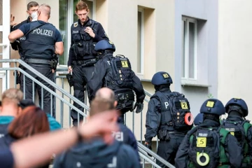 ஜேர்மனியில் இளைஞர்கள் வீடுகளில் திடீரென நூற்றுக்கணக்கான பொலிஸார் அதிரடி சோதனை! பின்னணி என்ன?