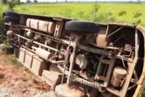 பேருந்து குடைசாய்ந்ததில் ஆறு பேர் படுகாயம்! - ஐபிசி தமிழ்