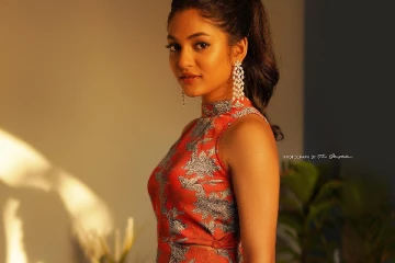 நடிகை இவானா ட்ரெண்டி உடையில் லேட்டஸ்ட் போட்டோஷூட்