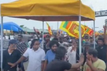 அலரிமாளிக்கைக்கு முன் இருந்த கூடாரத்தை அகற்றிய பொலிஸார்!
