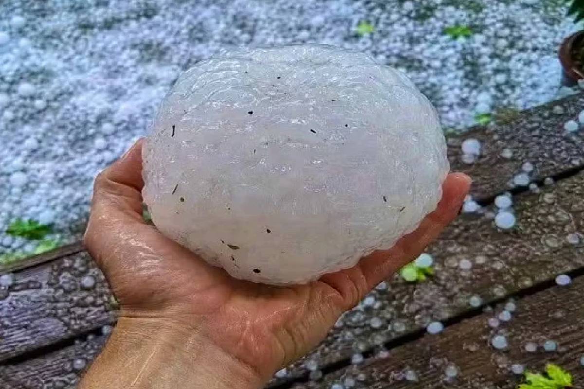 பிரான்சில் பந்து அளவிலான ஆலங்கட்டி மழை | Ball Sized Hailstorm Hits France பிரான்சில் பந்து அளவிலான ஆலங்கட்டி மழை | Ball Sized Hailstorm Hits France