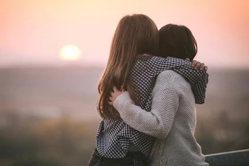 ஆசிரியையுடன் காதலால் தப்பி ஓடிய மாணவி - கதறி நிற்கும் குடும்பம்!