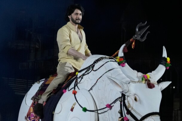 பிரம்மாண்டமாக நடந்த வாரணாசி டைட்டில் வெளியிட்டு விழாவுக்கு செலவு எவ்வளவு தெரியுமா? அடேங்கப்பா! | Varanasi Movie Title Announcement Event Cost