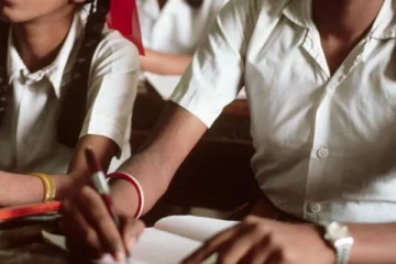 பாடசாலை மாணவிகளுக்கு ஆபாச குறுந்தகவல் அனுப்பிய தலைமை ஆசிரியர்!