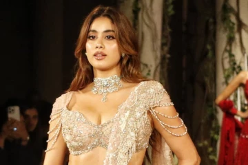 ஜான்வி கபூர் நிகழ்ச்சிக்கு எப்படி வந்திருக்கிறார் பாருங்க.. வைரலாகும் வீடியோ