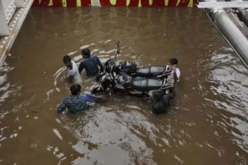 வெள்ளத்தில் பழுதான வாகனங்களுக்கு இலவச சர்வீஸ்: TVS நிறுவனம் அறிவிப்பு