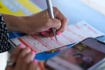 கணவன் விட்டுச்சென்ற ஆத்திரம்... லொட்டரியில் ஜாக்பாட் பரிசை அள்ளிய பெண்