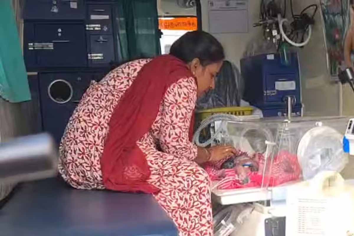 சாலையில் நடந்து சென்ற பெண்ணுக்கு திடீர் பிரசவ வலி: அடுத்து நடந்த ஆச்சரியம் | Pregnant Woman Deliver A Baby In Road