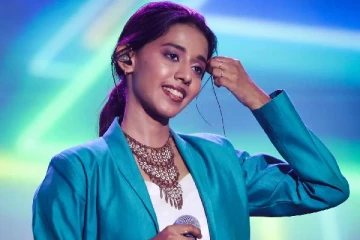 அழகில் மின்னும் சூப்பர் சிங்கர் பிரியங்கா!! யார் கூட போட்டோ எடுத்திருக்காரு தெரியுமா..