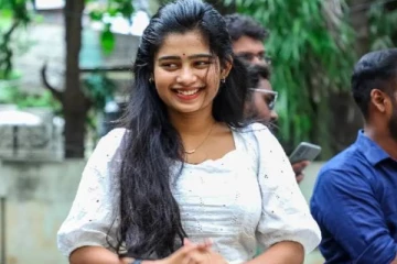 வெள்ளை நிற உடையில் க்யூட்டாக போஸ் கொடுத்த இலங்கைப் பெண் ஜனனி! வைரல் புகைப்படங்கள்