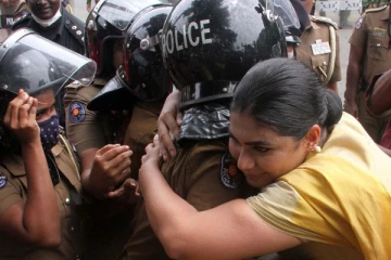 பொலிஸ் அதிகாரிகளை கட்டியணைத்தது இதற்குதான்; ஹிருணிகா விளக்கம்!