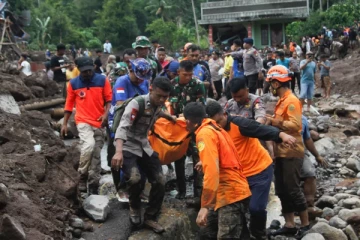 இந்தோனேசியாவில் ஏற்பட்ட திடீர் வெள்ளத்தில் சிக்கி 10 பேர் பலி