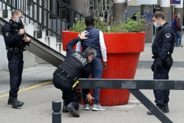 பிரான்ஸ் சுங்கச்சாவடியில் இலங்கை தமிழரொருவர் கைது! பொலிஸார் வெளியிட்டுள்ள காரணம்