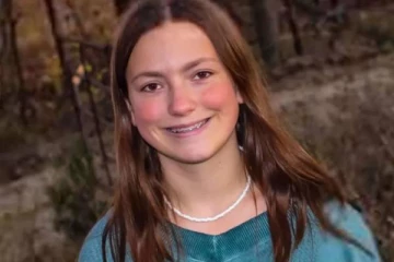 வீட்டைவிட்டு வெளியேறிய 14 வயது சிறுமி..காவல் அதிகாரி முன் தன்னைத் தானே சுட்டு தற்கொலை