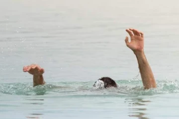 நண்பர்களுடன் குளிக்க சென்ற பாடசாலை மாணவன் ; இறுதியில் நேர்ந்த சோகம்