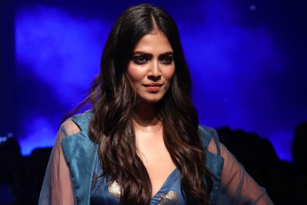 ‘தனுஷுடன் அந்த காட்சியில் நடிக்க எத்தனை டேக் எடுத்தீர்க்ள்?’ - ரசிகரின் சர்ச்சையான கேள்விக்கு பதிலடி கொடுத்த நடிகை - தமிழ்நாடு