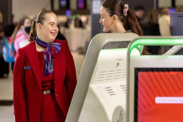 உலகளவில் வைரலான விமான பணிப்பெண்... குவியும் வாழ்த்துக்கள்! | Australia Flight Attendant Alle Sayers Viral