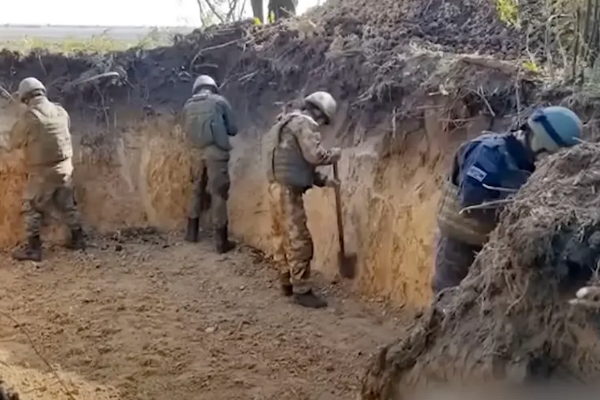 மிகப்பெரிய தற்காப்பு கோட்டை உருவாக்கும் ரஷ்ய துருப்புக்கள்! | Putin Makes Ditch Around A Ukrainian City